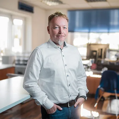 Porträtfoto von Dominik Verhas, Senior Consultant bei der UTB